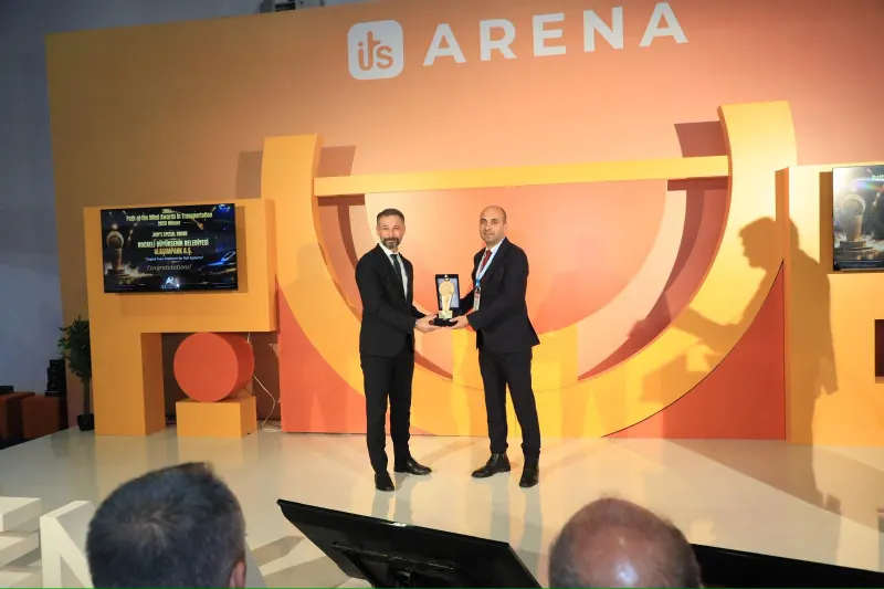 UlaşımPark receiving the Jury Special Award on the ITS Arena stage in Istanbul